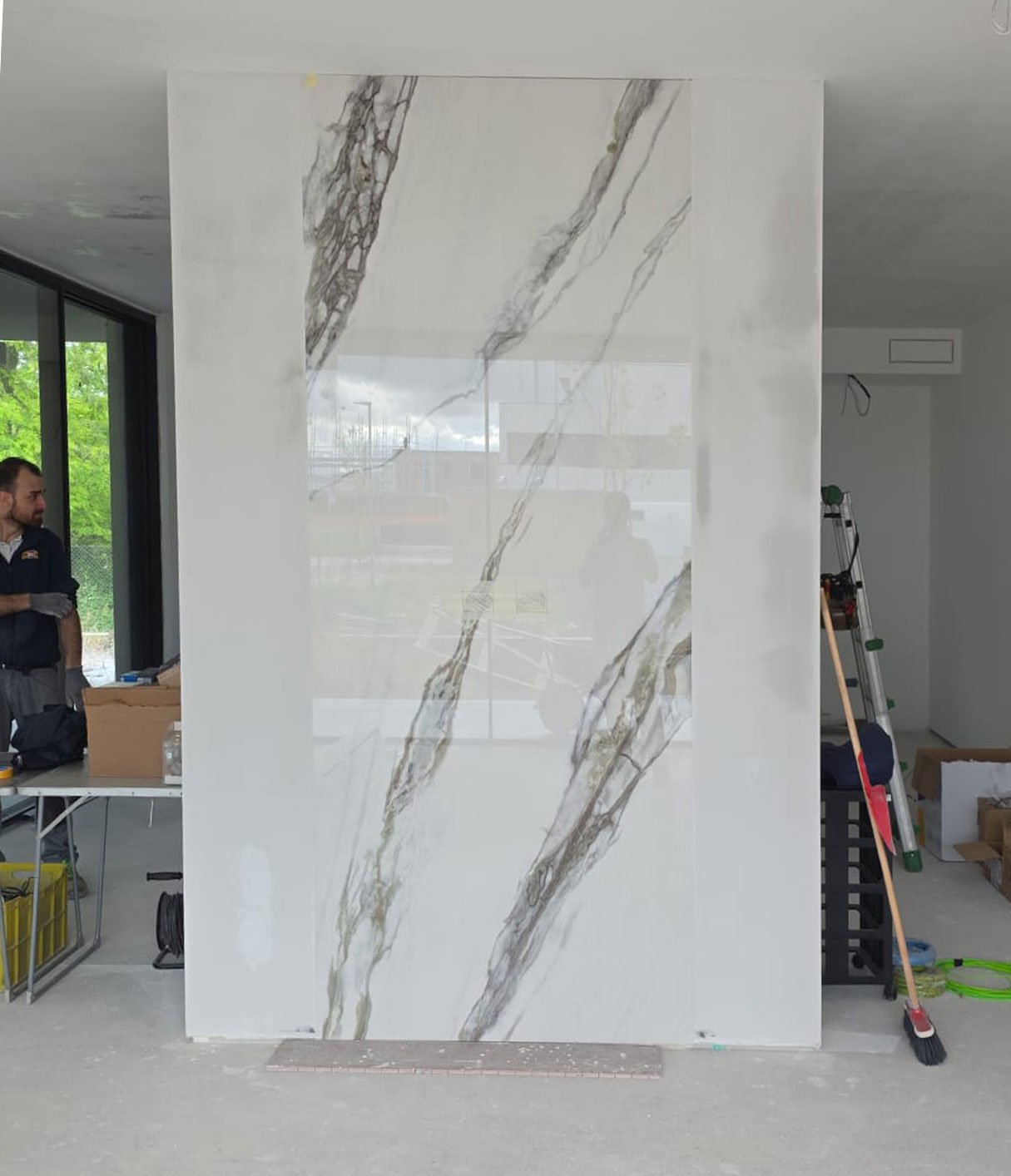 Muro in cartongesso con rasatura finto marmo a Padova – BL Gesso